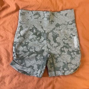 Gymshark Camo shorts with side leg scrunch size x-Small